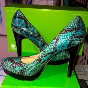 Calvin Klein Snake skin turquoise pumps